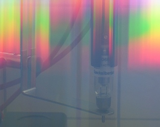 Versuch 1.7: Ein Gitter zerlegt das Licht einer Gasentladungsröhre in seine Spektralfarben